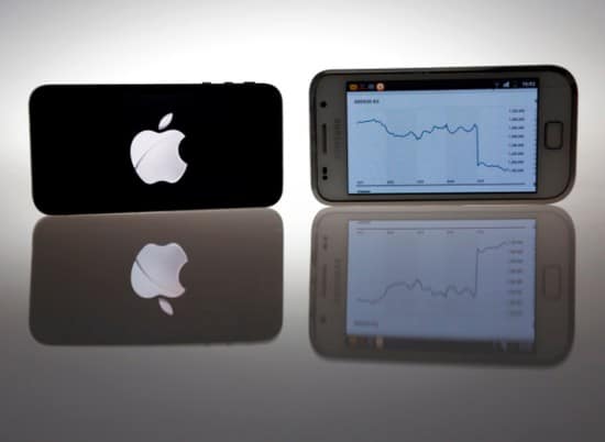 An Apple IPhone 4s and Samsung Galaxy S are seen in this illustration photo in Berlin August 27, 2012. Samsung Electronics shares slumped 7.5 percent on Monday, wiping more than $12 billion off the South Korean giant's market value, as a sweeping victory for Apple Inc in a U.S. patent lawsuit raised concerns about its smartphone business - its biggest cash cow.           REUTERS/Pawel Kopczynski (GERMANY - Tags: BUSINESS TELECOMS) - RTR375ZC