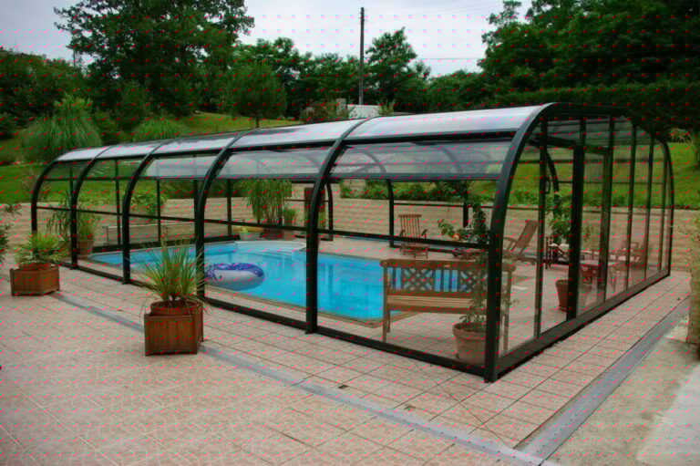 Faut-il choisir un abri de piscine fixe ou ouvrant ?