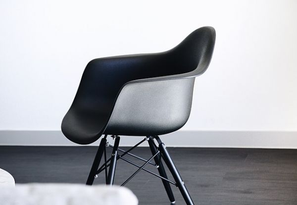 chaise scandinave noire